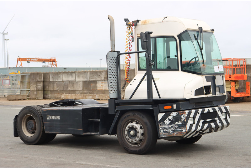 Kalmar TT612D - Terminaalitraktori: kuva Kalmar TT612D - Terminaalitraktori Kalmar TT612D - Terminaalitraktori: kuva Kalmar TT612D - Terminaalitraktori