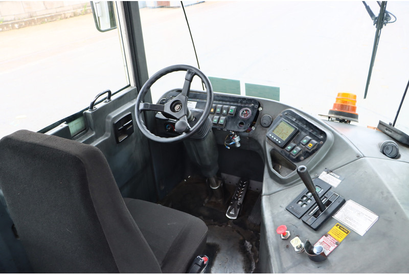 Kalmar TT612D - Terminaalitraktori: kuva Kalmar TT612D - Terminaalitraktori Kalmar TT612D - Terminaalitraktori: kuva Kalmar TT612D - Terminaalitraktori