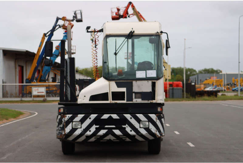 Kalmar TT612D - Terminaalitraktori: kuva Kalmar TT612D - Terminaalitraktori Kalmar TT612D - Terminaalitraktori: kuva Kalmar TT612D - Terminaalitraktori