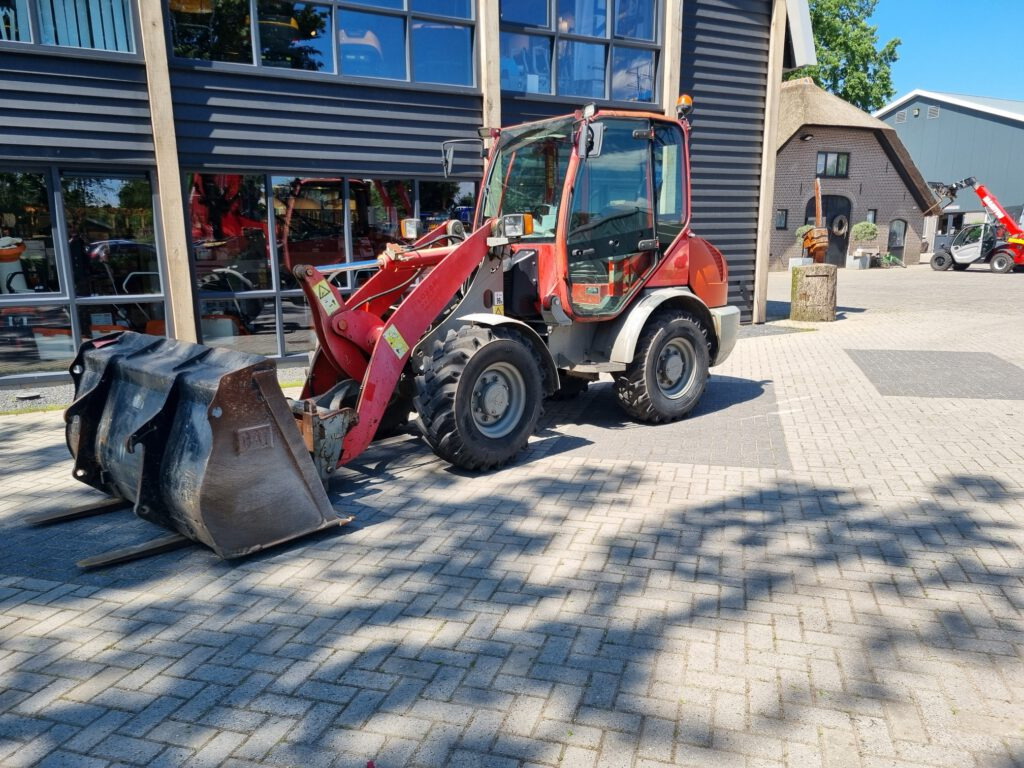 KOMATSU WA70-5 - Pyöräkuormaaja: kuva KOMATSU WA70-5 - Pyöräkuormaaja KOMATSU WA70-5 - Pyöräkuormaaja: kuva KOMATSU WA70-5 - Pyöräkuormaaja