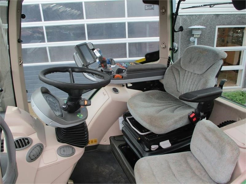 Traktori Fendt 514 Vario med frontlæsser og frontlift: kuva Traktori Fendt 514 Vario med frontlæsser og frontlift