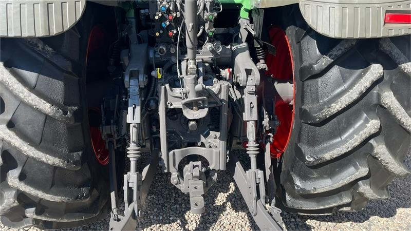 Fendt 828 Profi model. Meget flot traktor med nye fordæ - Traktori: kuva Fendt 828 Profi model. Meget flot traktor med nye fordæ - Traktori Fendt 828 Profi model. Meget flot traktor med nye fordæ - Traktori: kuva Fendt 828 Profi model. Meget flot traktor med nye fordæ - Traktori