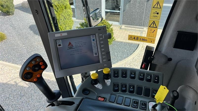 Leikkuupuimuri Massey Ferguson 7370 BETA. Gårdmaskine med kun 1080 motortimer. Me: kuva Leikkuupuimuri Massey Ferguson 7370 BETA. Gårdmaskine med kun 1080 motortimer. Me