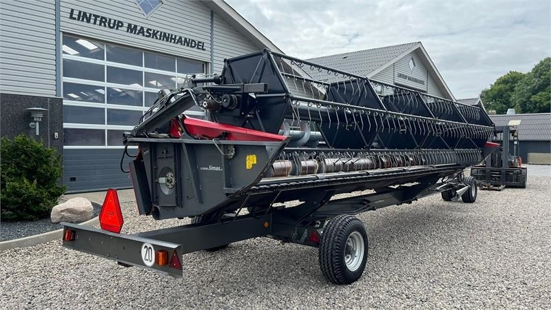 Leikkuupuimuri Massey Ferguson 7370 BETA. Gårdmaskine med kun 1080 motortimer. Me: kuva Leikkuupuimuri Massey Ferguson 7370 BETA. Gårdmaskine med kun 1080 motortimer. Me