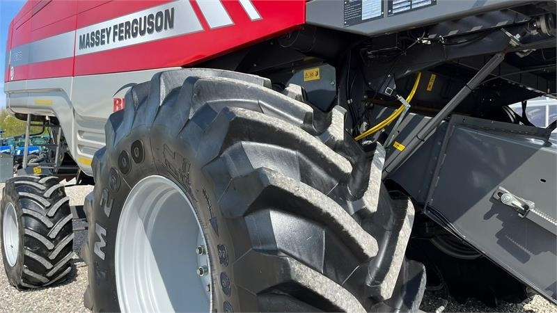 Leikkuupuimuri Massey Ferguson 7370 BETA. Gårdmaskine med kun 1080 motortimer. Me: kuva Leikkuupuimuri Massey Ferguson 7370 BETA. Gårdmaskine med kun 1080 motortimer. Me