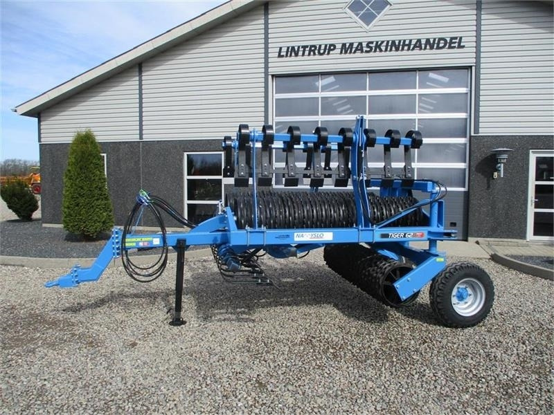 Namyslo Tiger 620 med hydraulisk lammelplanke / plannerpla - Jyrä - maanviljely: kuva Namyslo Tiger 620 med hydraulisk lammelplanke / plannerpla - Jyrä - maanviljely Namyslo Tiger 620 med hydraulisk lammelplanke / plannerpla - Jyrä - maanviljely: kuva Namyslo Tiger 620 med hydraulisk lammelplanke / plannerpla - Jyrä - maanviljely