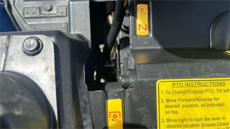 Kunnan traktori Solis S26 6+2 Gearmaskine med Servostyring og brede trak: kuva Kunnan traktori Solis S26 6+2 Gearmaskine med Servostyring og brede trak