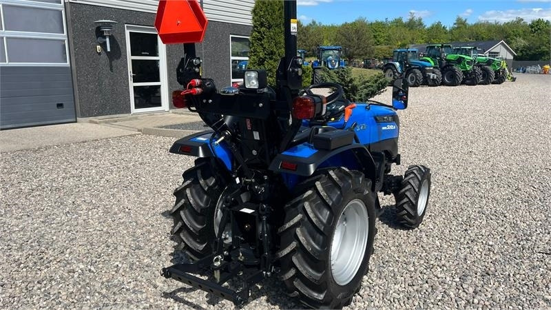 Kunnan traktori Solis S26 6+2 Gearmaskine med Servostyring og brede trak: kuva Kunnan traktori Solis S26 6+2 Gearmaskine med Servostyring og brede trak