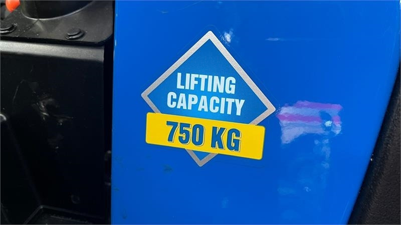 Kunnan traktori Solis S26 6+2 Gearmaskine med Servostyring og brede trak: kuva Kunnan traktori Solis S26 6+2 Gearmaskine med Servostyring og brede trak