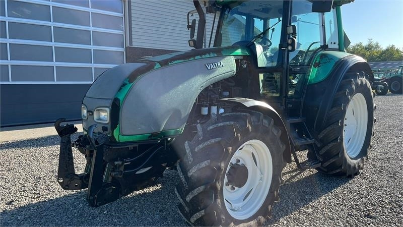 Valtra T130 med 3.5ton frontlift - Traktori: kuva Valtra T130 med 3.5ton frontlift - Traktori Valtra T130 med 3.5ton frontlift - Traktori: kuva Valtra T130 med 3.5ton frontlift - Traktori