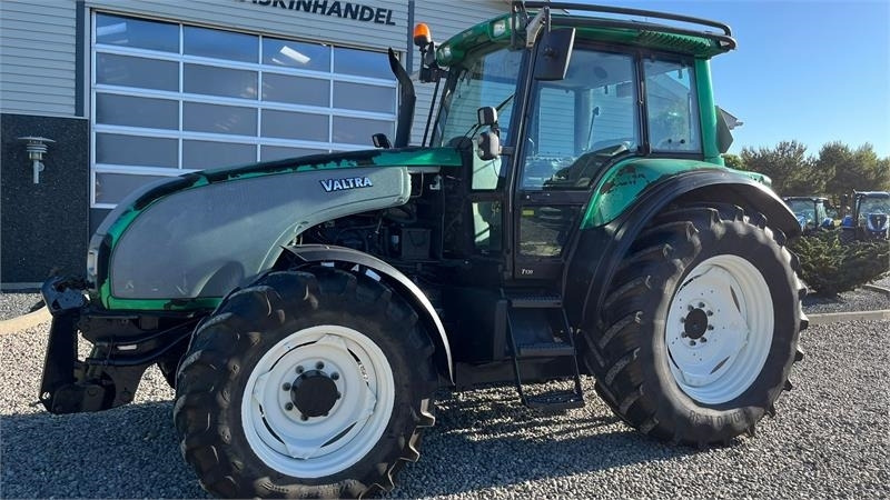 Valtra T130 med 3.5ton frontlift - Traktori: kuva Valtra T130 med 3.5ton frontlift - Traktori Valtra T130 med 3.5ton frontlift - Traktori: kuva Valtra T130 med 3.5ton frontlift - Traktori