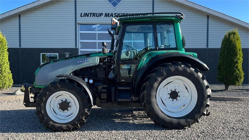 Valtra T130 med 3.5ton frontlift - Traktori: kuva Valtra T130 med 3.5ton frontlift - Traktori Valtra T130 med 3.5ton frontlift - Traktori: kuva Valtra T130 med 3.5ton frontlift - Traktori