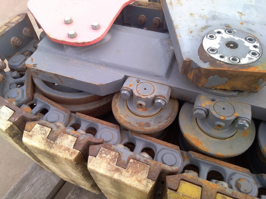 Dynapac PL1000F - - Telaston osat - Rakennuskoneet: kuva Dynapac PL1000F - - Telaston osat - Rakennuskoneet Dynapac PL1000F - - Telaston osat - Rakennuskoneet: kuva Dynapac PL1000F - - Telaston osat - Rakennuskoneet