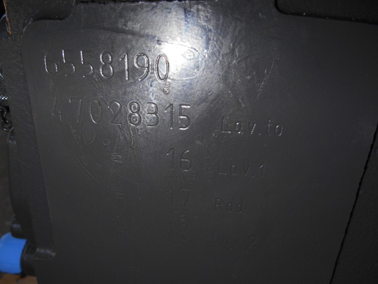 Hydrauliventtiili - Rakennuskoneet New Holland 6558352: kuva Hydrauliventtiili - Rakennuskoneet New Holland 6558352