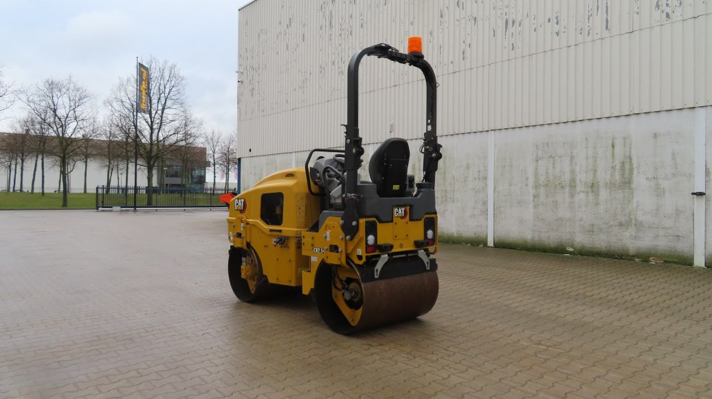 Caterpillar CB 2.5 GC - Tiejyrä: kuva Caterpillar CB 2.5 GC - Tiejyrä Caterpillar CB 2.5 GC - Tiejyrä: kuva Caterpillar CB 2.5 GC - Tiejyrä