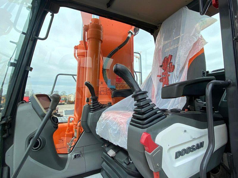 Doosan DX 225 LC - Telakaivukone: kuva Doosan DX 225 LC - Telakaivukone Doosan DX 225 LC - Telakaivukone: kuva Doosan DX 225 LC - Telakaivukone