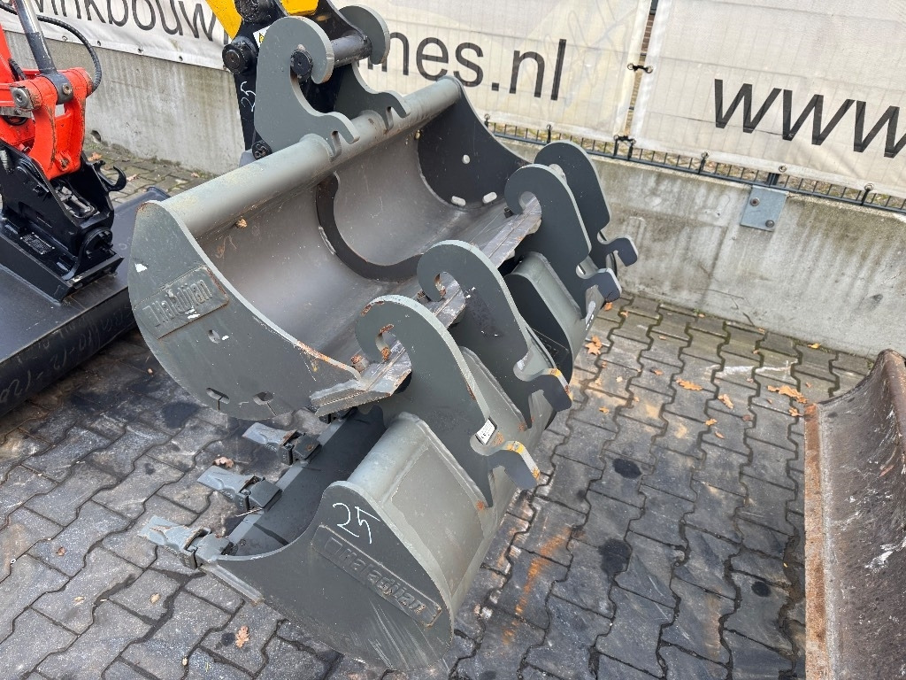 Komatsu PC 26 MR-3 - Minikuormaaja: kuva Komatsu PC 26 MR-3 - Minikuormaaja Komatsu PC 26 MR-3 - Minikuormaaja: kuva Komatsu PC 26 MR-3 - Minikuormaaja