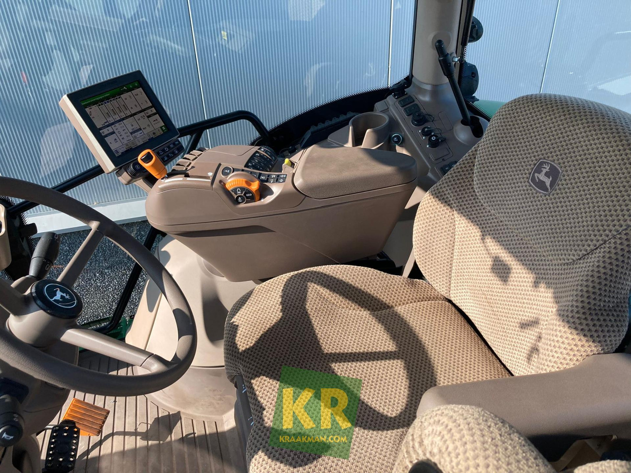 Uusi Traktori 6R 155 John Deere: kuva Uusi Traktori 6R 155 John Deere