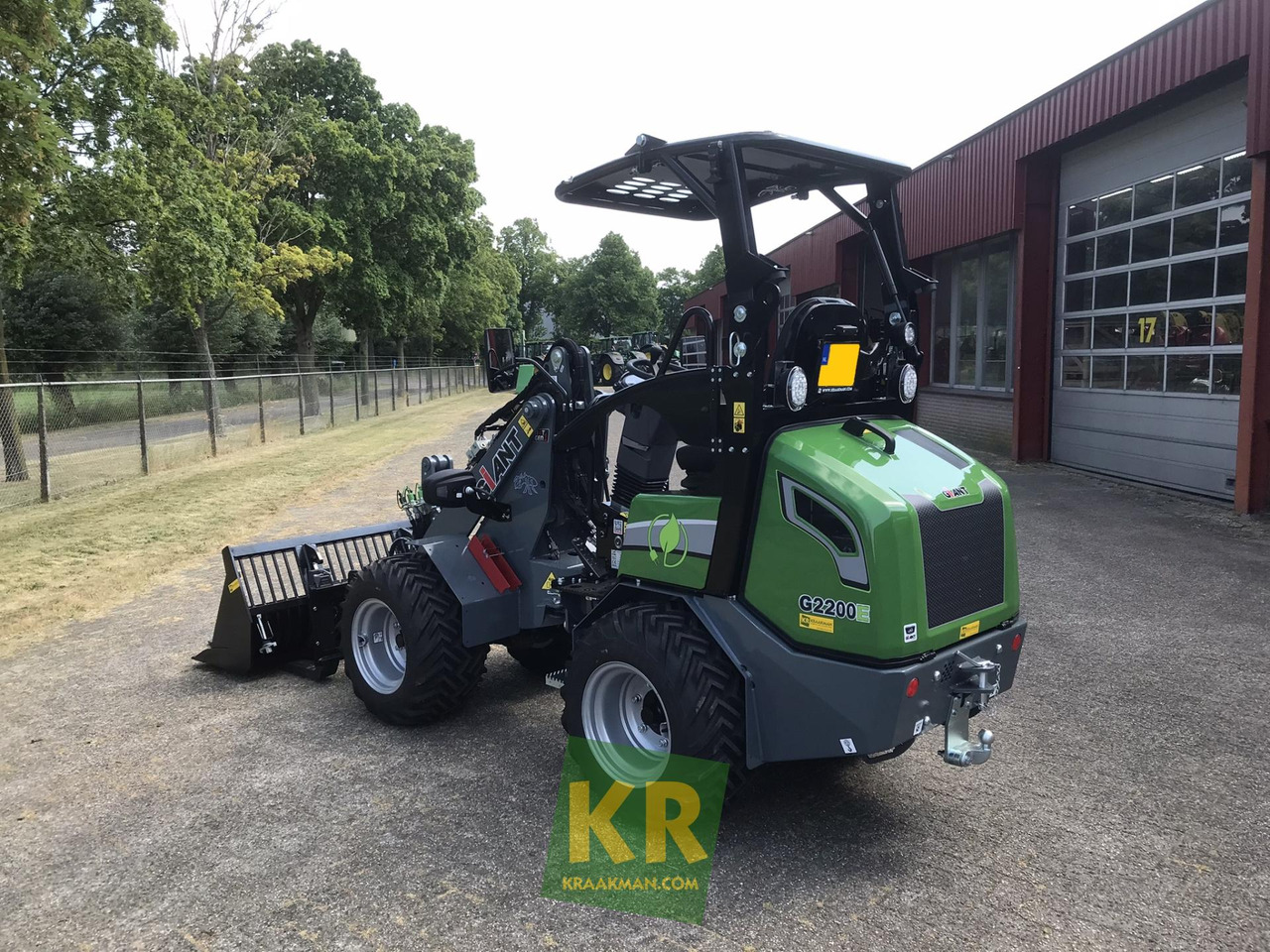 Giant G2200E - Pienkuormaaja: kuva Giant G2200E - Pienkuormaaja Giant G2200E - Pienkuormaaja: kuva Giant G2200E - Pienkuormaaja