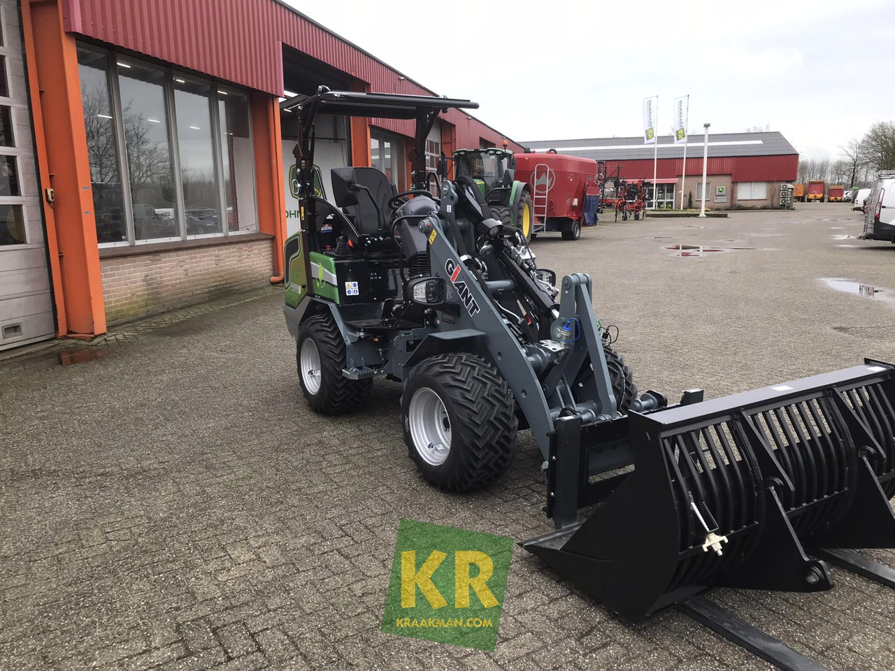 Giant G2700E - Pienkuormaaja: kuva Giant G2700E - Pienkuormaaja Giant G2700E - Pienkuormaaja: kuva Giant G2700E - Pienkuormaaja