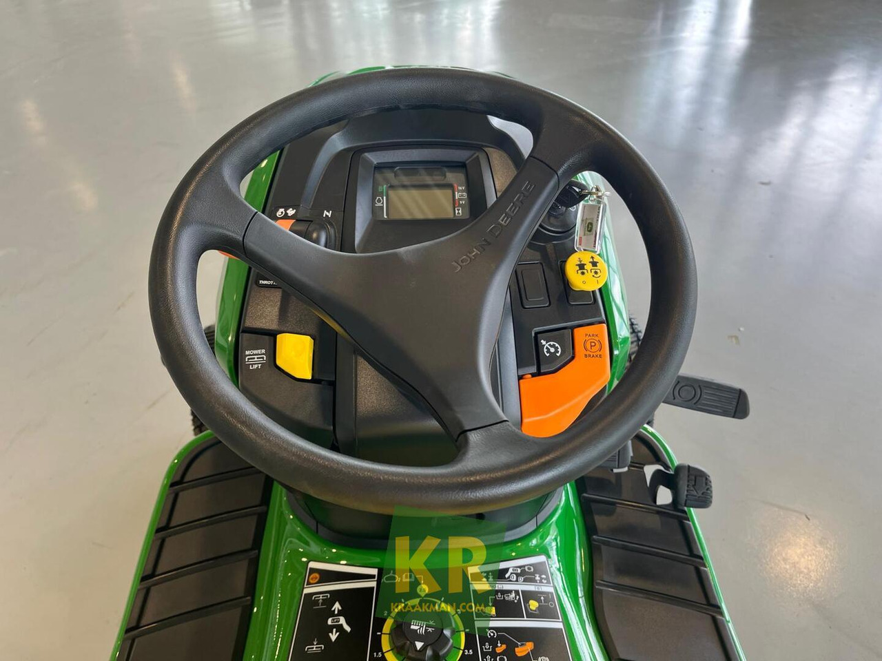 John Deere X380 - Ruohonleikkuri: kuva John Deere X380 - Ruohonleikkuri John Deere X380 - Ruohonleikkuri: kuva John Deere X380 - Ruohonleikkuri