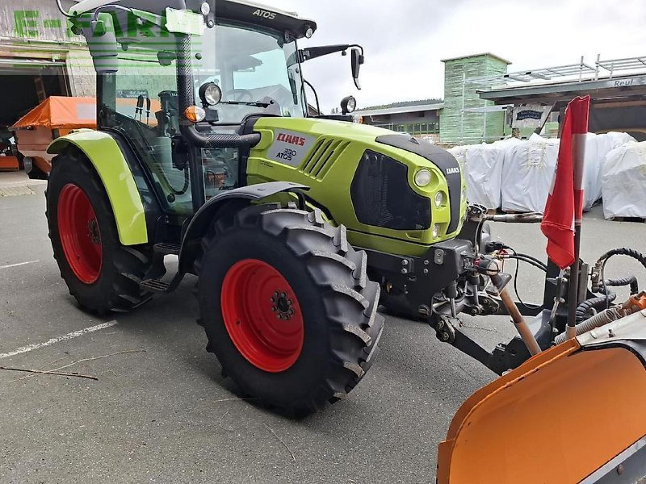 CLAAS atos 330 mit schneeschild/streuer - Traktori: kuva CLAAS atos 330 mit schneeschild/streuer - Traktori CLAAS atos 330 mit schneeschild/streuer - Traktori: kuva CLAAS atos 330 mit schneeschild/streuer - Traktori