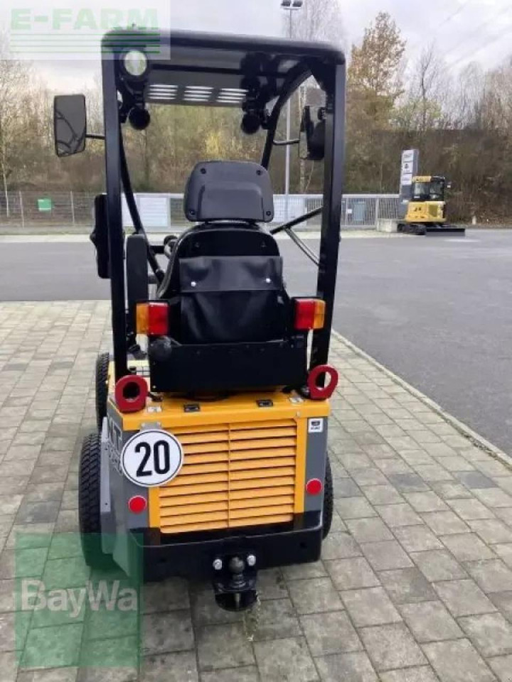 Giant g1200 - Minikuormaaja: kuva Giant g1200 - Minikuormaaja Giant g1200 - Minikuormaaja: kuva Giant g1200 - Minikuormaaja