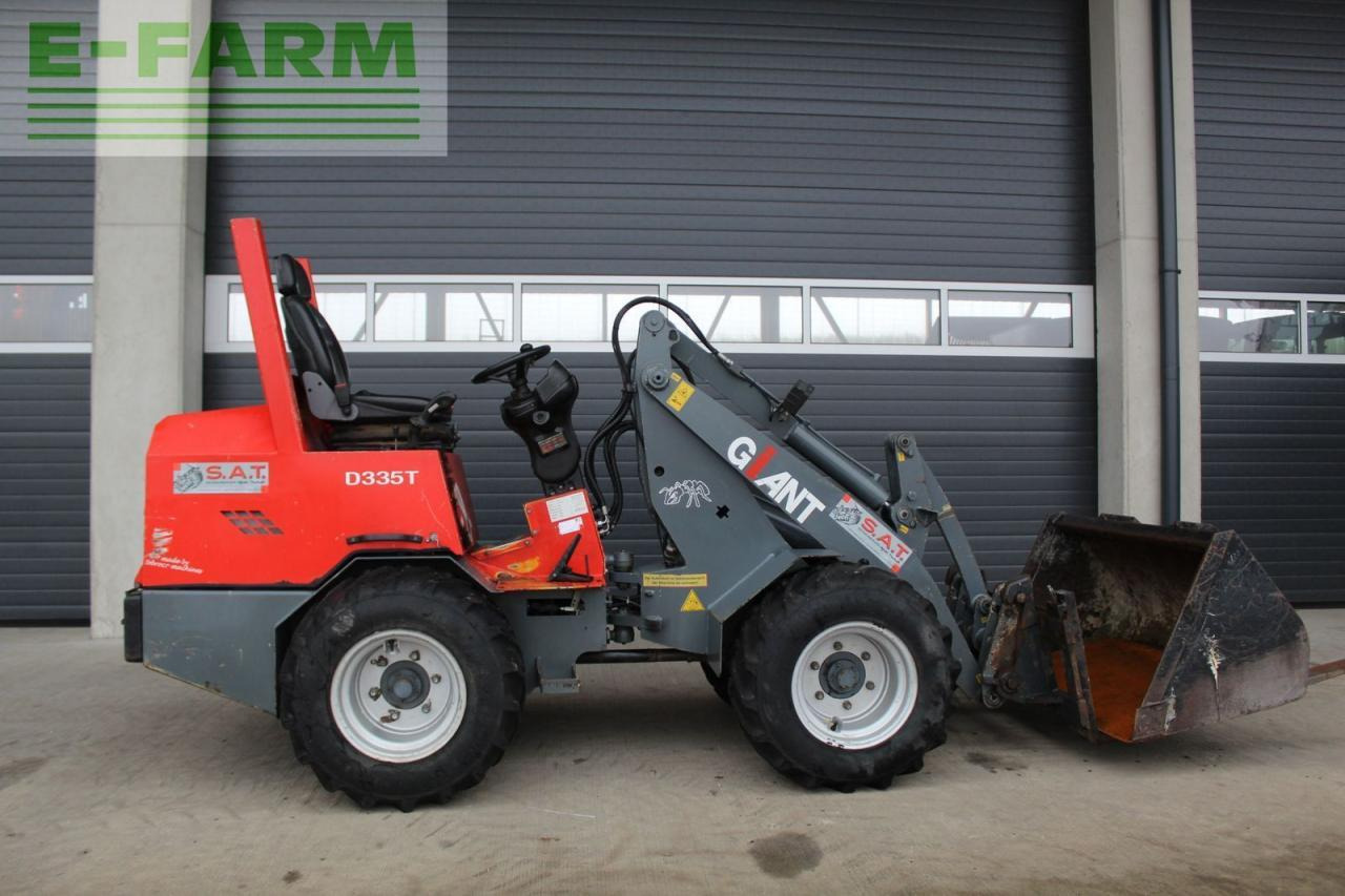 Giant hoflader d 335 t - Minikuormaaja: kuva Giant hoflader d 335 t - Minikuormaaja Giant hoflader d 335 t - Minikuormaaja: kuva Giant hoflader d 335 t - Minikuormaaja