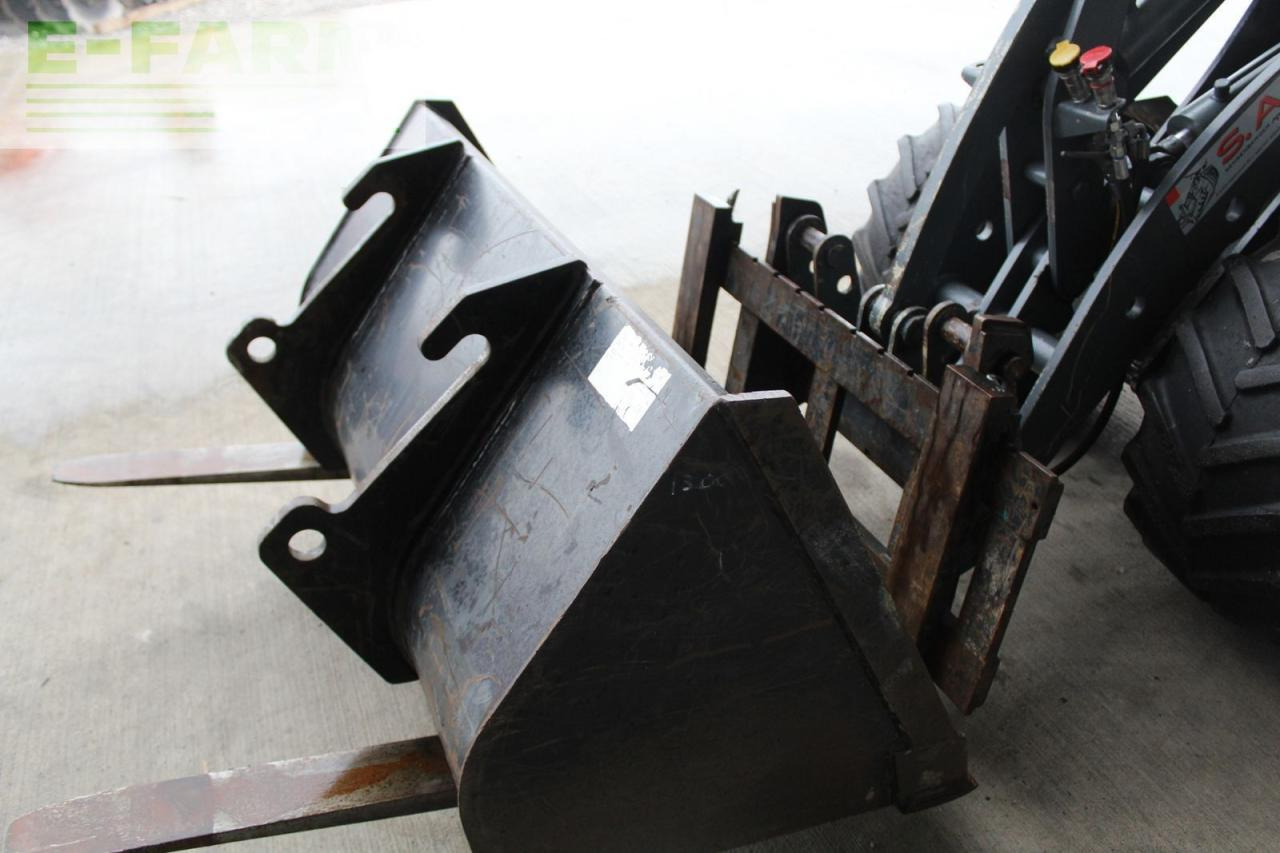 Giant hoflader d 335 t - Minikuormaaja: kuva Giant hoflader d 335 t - Minikuormaaja Giant hoflader d 335 t - Minikuormaaja: kuva Giant hoflader d 335 t - Minikuormaaja