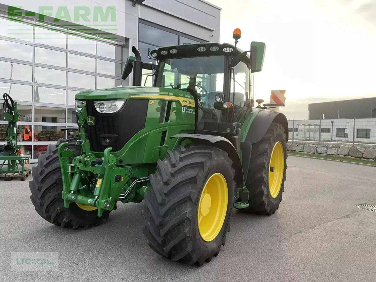 John Deere 6r 215 - Traktori: kuva John Deere 6r 215 - Traktori John Deere 6r 215 - Traktori: kuva John Deere 6r 215 - Traktori