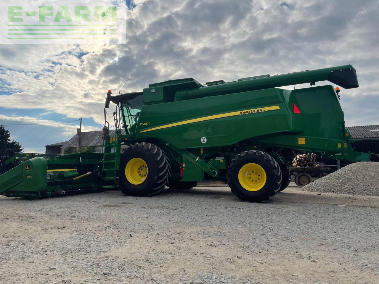 John Deere T660i - Leikkuupuimuri: kuva John Deere T660i - Leikkuupuimuri John Deere T660i - Leikkuupuimuri: kuva John Deere T660i - Leikkuupuimuri