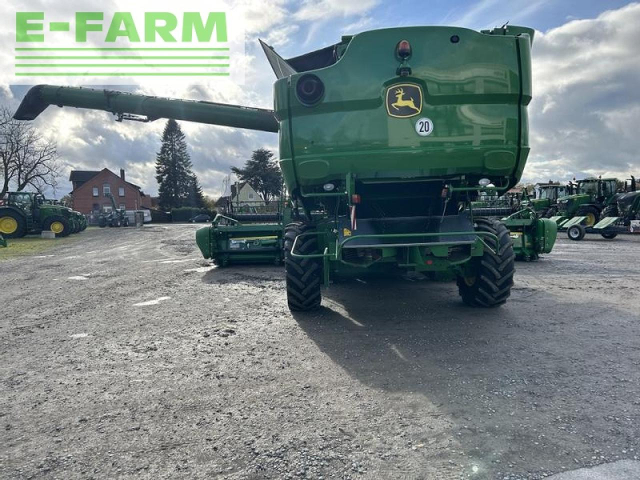 John Deere s685i - Leikkuupuimuri: kuva John Deere s685i - Leikkuupuimuri John Deere s685i - Leikkuupuimuri: kuva John Deere s685i - Leikkuupuimuri