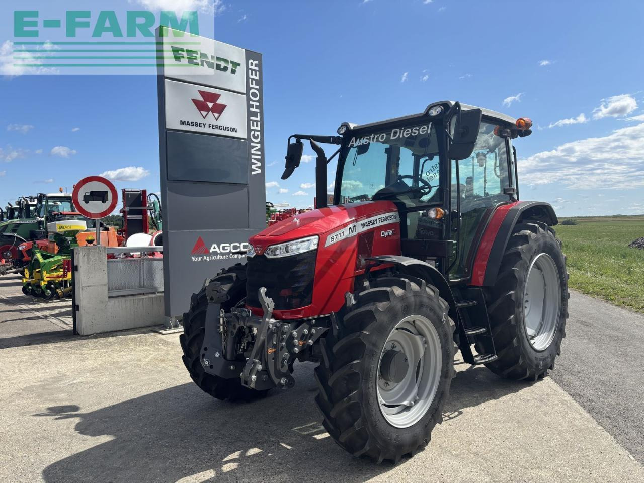 Massey Ferguson 5711 m dyna 4 comfort - Traktori: kuva Massey Ferguson 5711 m dyna 4 comfort - Traktori Massey Ferguson 5711 m dyna 4 comfort - Traktori: kuva Massey Ferguson 5711 m dyna 4 comfort - Traktori
