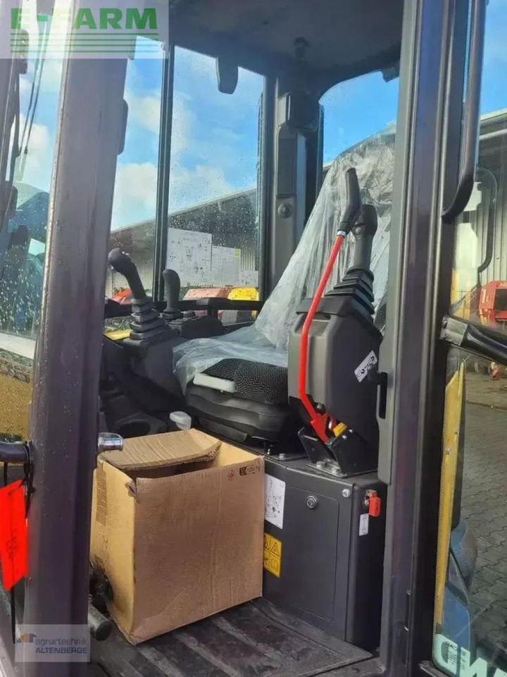 New Holland e55d - Minikuormaaja: kuva New Holland e55d - Minikuormaaja New Holland e55d - Minikuormaaja: kuva New Holland e55d - Minikuormaaja