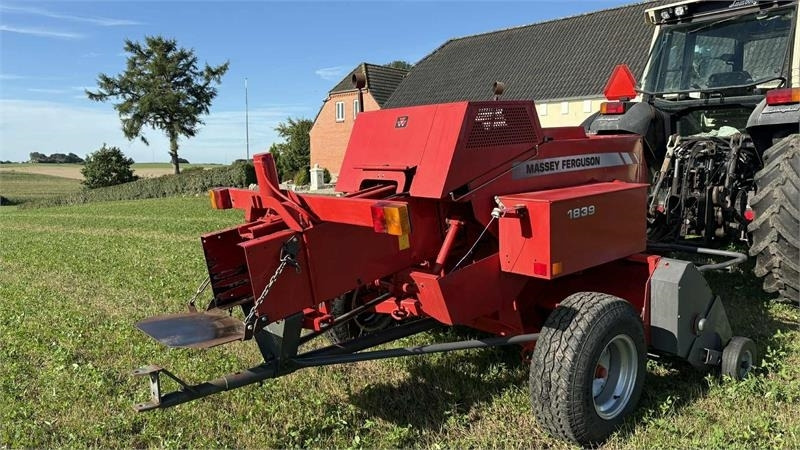 Massey Ferguson 1839 Småballe presser - Käärijä: kuva Massey Ferguson 1839 Småballe presser - Käärijä Massey Ferguson 1839 Småballe presser - Käärijä: kuva Massey Ferguson 1839 Småballe presser - Käärijä
