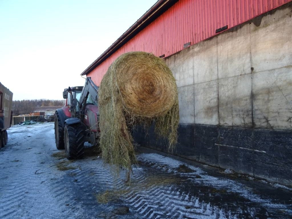 Pomi Rundballeafvikler - Karjatalouskone: kuva Pomi Rundballeafvikler - Karjatalouskone Pomi Rundballeafvikler - Karjatalouskone: kuva Pomi Rundballeafvikler - Karjatalouskone