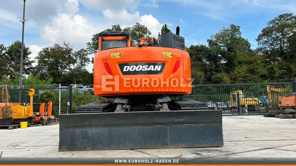 Telakaivukone Doosan Kettenbagger DX 235 LCR-5, hyd. SW OilQuick 70-55: kuva Telakaivukone Doosan Kettenbagger DX 235 LCR-5, hyd. SW OilQuick 70-55