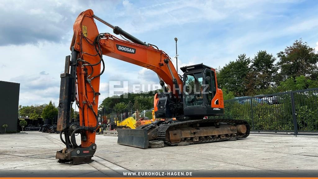 Telakaivukone Doosan Kettenbagger DX 235 LCR-5, hyd. SW OilQuick 70-55: kuva Telakaivukone Doosan Kettenbagger DX 235 LCR-5, hyd. SW OilQuick 70-55