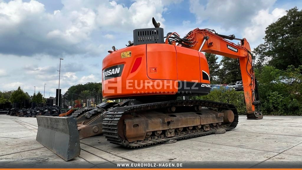 Telakaivukone Doosan Kettenbagger DX 235 LCR-5, hyd. SW OilQuick 70-55: kuva Telakaivukone Doosan Kettenbagger DX 235 LCR-5, hyd. SW OilQuick 70-55