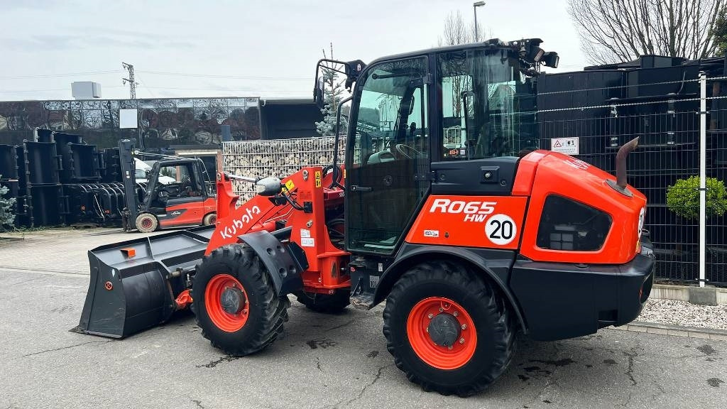 Kubota R 065, Radlader, hydr. Schnellwechsler, Schaufel - Pyöräkuormaaja: kuva Kubota R 065, Radlader, hydr. Schnellwechsler, Schaufel - Pyöräkuormaaja Kubota R 065, Radlader, hydr. Schnellwechsler, Schaufel - Pyöräkuormaaja: kuva Kubota R 065, Radlader, hydr. Schnellwechsler, Schaufel - Pyöräkuormaaja