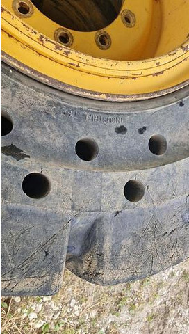 Big Vollgummi Räder 20,5 x 25 mit Volvo Felgen - Rengas: kuva Big Vollgummi Räder 20,5 x 25 mit Volvo Felgen - Rengas Big Vollgummi Räder 20,5 x 25 mit Volvo Felgen - Rengas: kuva Big Vollgummi Räder 20,5 x 25 mit Volvo Felgen - Rengas