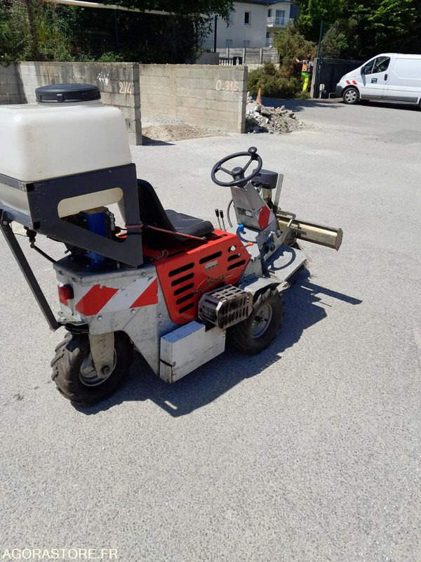 Balayeuse désherbeur désherbeuse automotrice pour désherbage trottoirs Cochet - Puutarhalaitteet: kuva Balayeuse désherbeur désherbeuse automotrice pour désherbage trottoirs Cochet - Puutarhalaitteet Balayeuse désherbeur désherbeuse automotrice pour désherbage trottoirs Cochet - Puutarhalaitteet: kuva Balayeuse désherbeur désherbeuse automotrice pour désherbage trottoirs Cochet - Puutarhalaitteet