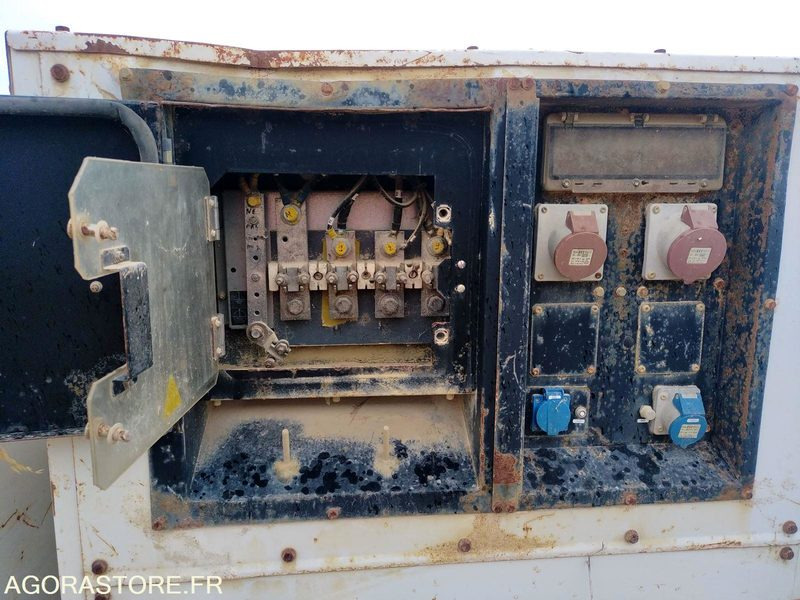 Groupe électrogène SDMO 60 kVA - Sähkögeneraattori: kuva Groupe électrogène SDMO 60 kVA - Sähkögeneraattori Groupe électrogène SDMO 60 kVA - Sähkögeneraattori: kuva Groupe électrogène SDMO 60 kVA - Sähkögeneraattori