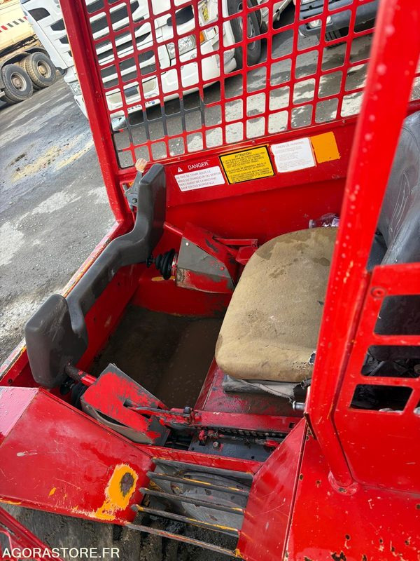 JCB 400 - Liukuohjattu kuormaaja: kuva JCB 400 - Liukuohjattu kuormaaja JCB 400 - Liukuohjattu kuormaaja: kuva JCB 400 - Liukuohjattu kuormaaja