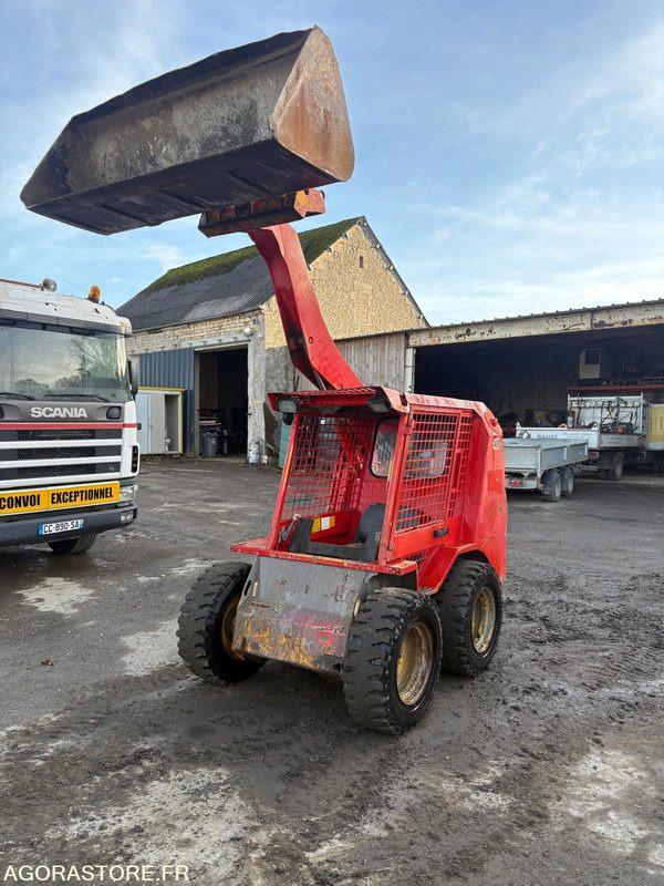 JCB 400 - Liukuohjattu kuormaaja: kuva JCB 400 - Liukuohjattu kuormaaja JCB 400 - Liukuohjattu kuormaaja: kuva JCB 400 - Liukuohjattu kuormaaja