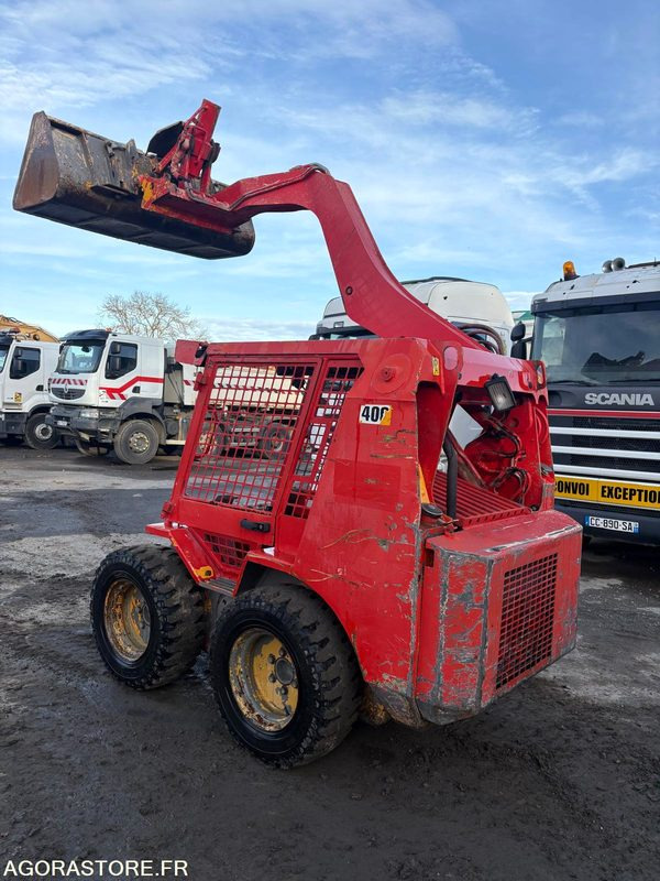 JCB 400 - Liukuohjattu kuormaaja: kuva JCB 400 - Liukuohjattu kuormaaja JCB 400 - Liukuohjattu kuormaaja: kuva JCB 400 - Liukuohjattu kuormaaja