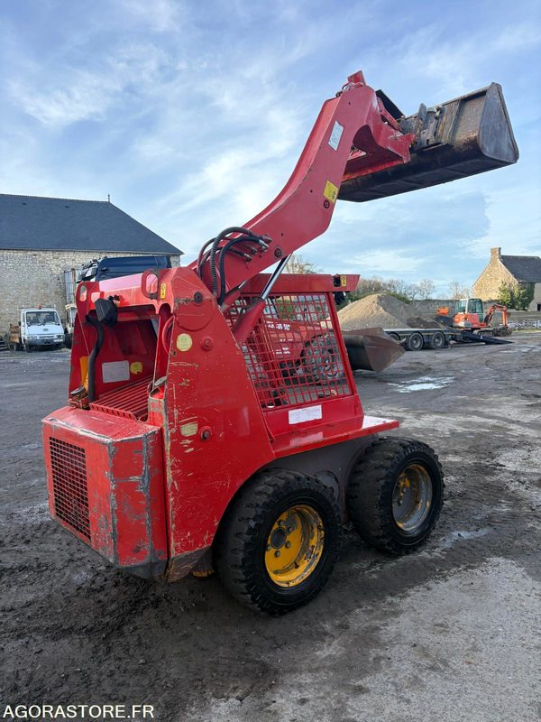 JCB 400 - Liukuohjattu kuormaaja: kuva JCB 400 - Liukuohjattu kuormaaja JCB 400 - Liukuohjattu kuormaaja: kuva JCB 400 - Liukuohjattu kuormaaja