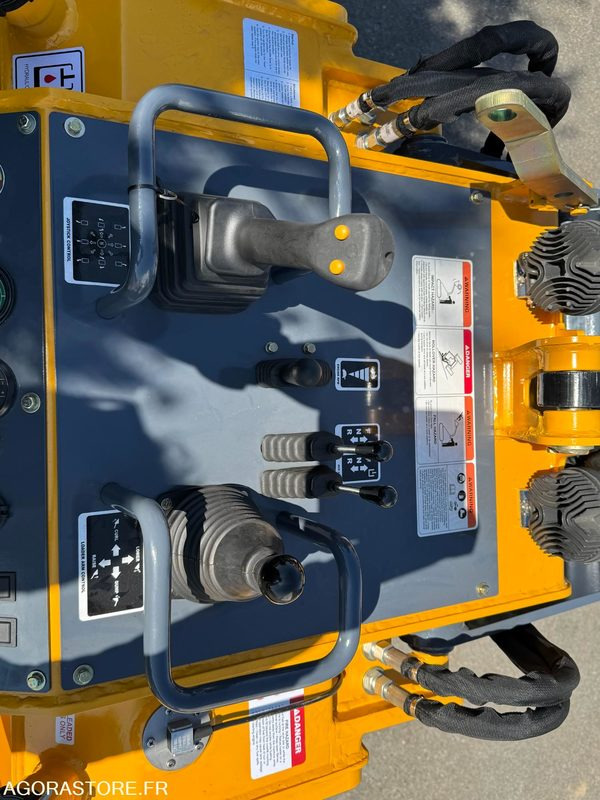 Mini chargeuse porte outils à chenilles moteur Honda 22CV. - Liukuohjattu telakuormaaja: kuva Mini chargeuse porte outils à chenilles moteur Honda 22CV. - Liukuohjattu telakuormaaja Mini chargeuse porte outils à chenilles moteur Honda 22CV. - Liukuohjattu telakuormaaja: kuva Mini chargeuse porte outils à chenilles moteur Honda 22CV. - Liukuohjattu telakuormaaja