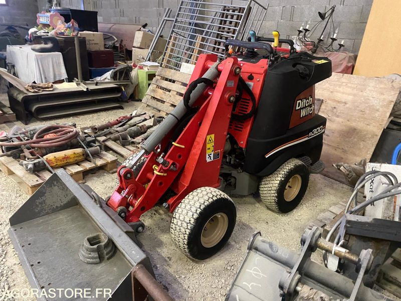 PORTE-OUTILS DITCH WITCH ZAHN R300 - Kuormaaja: kuva PORTE-OUTILS DITCH WITCH ZAHN R300 - Kuormaaja PORTE-OUTILS DITCH WITCH ZAHN R300 - Kuormaaja: kuva PORTE-OUTILS DITCH WITCH ZAHN R300 - Kuormaaja