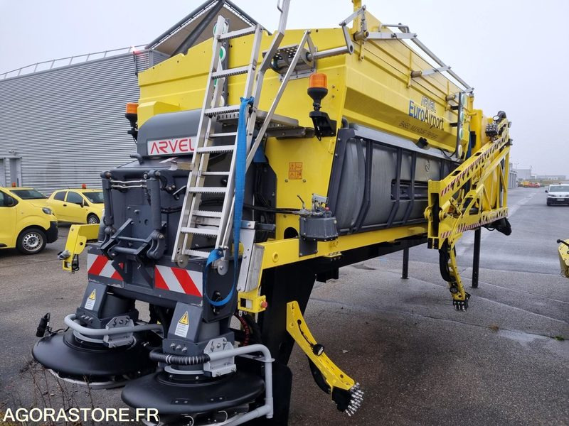 Saleuse Bucher - Hiekoitin: kuva Saleuse Bucher - Hiekoitin Saleuse Bucher - Hiekoitin: kuva Saleuse Bucher - Hiekoitin